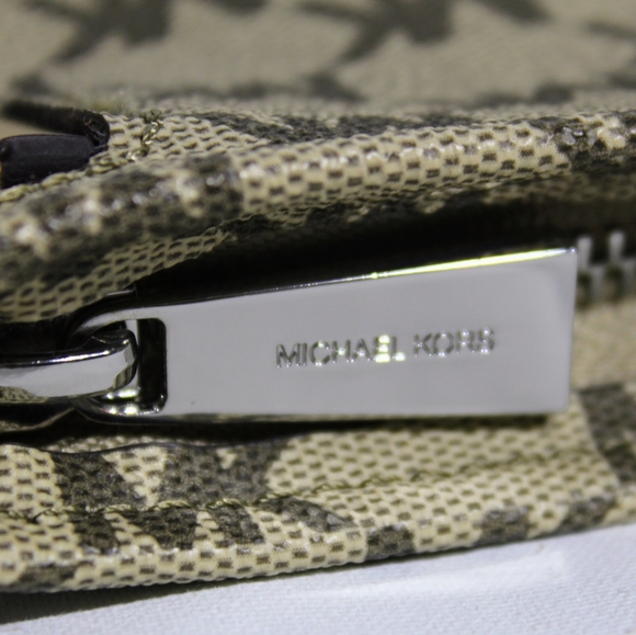 Michael Kors logo Belt bag, SM. EUC - Picture 11 of 16